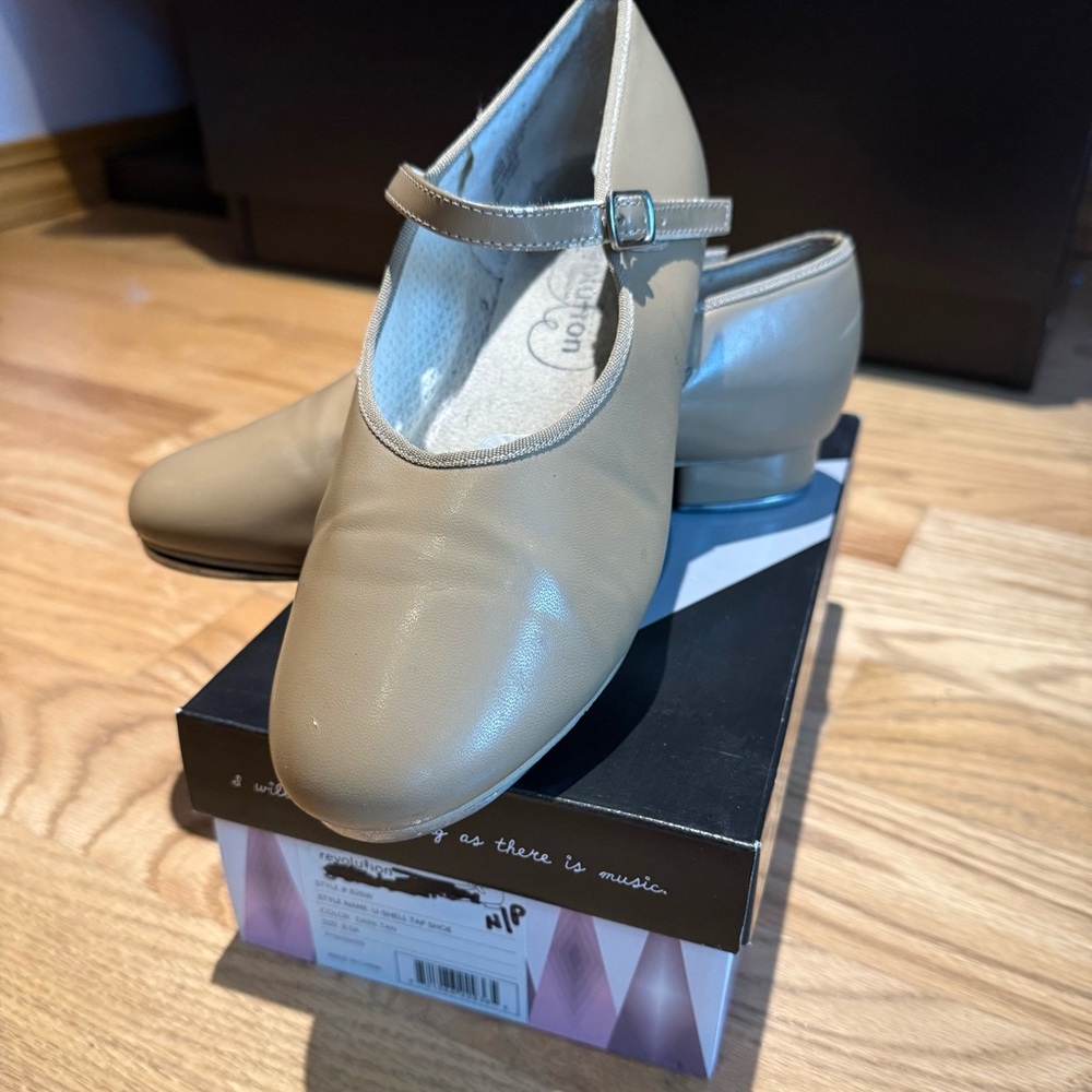 Tan Athletic Shoes with Sleek Design and Comfort